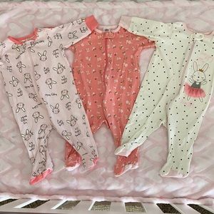 3 pair gerber baby girl pajamas size 0-3 m, great condition. Zip down.